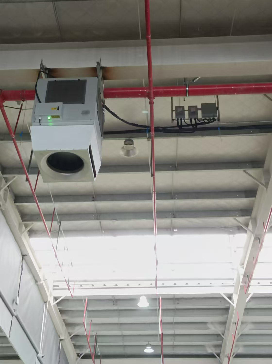 ogrzewanie hali produkcyjnej z obrabiarkami CNC sufitowymi urządzeniami OXA