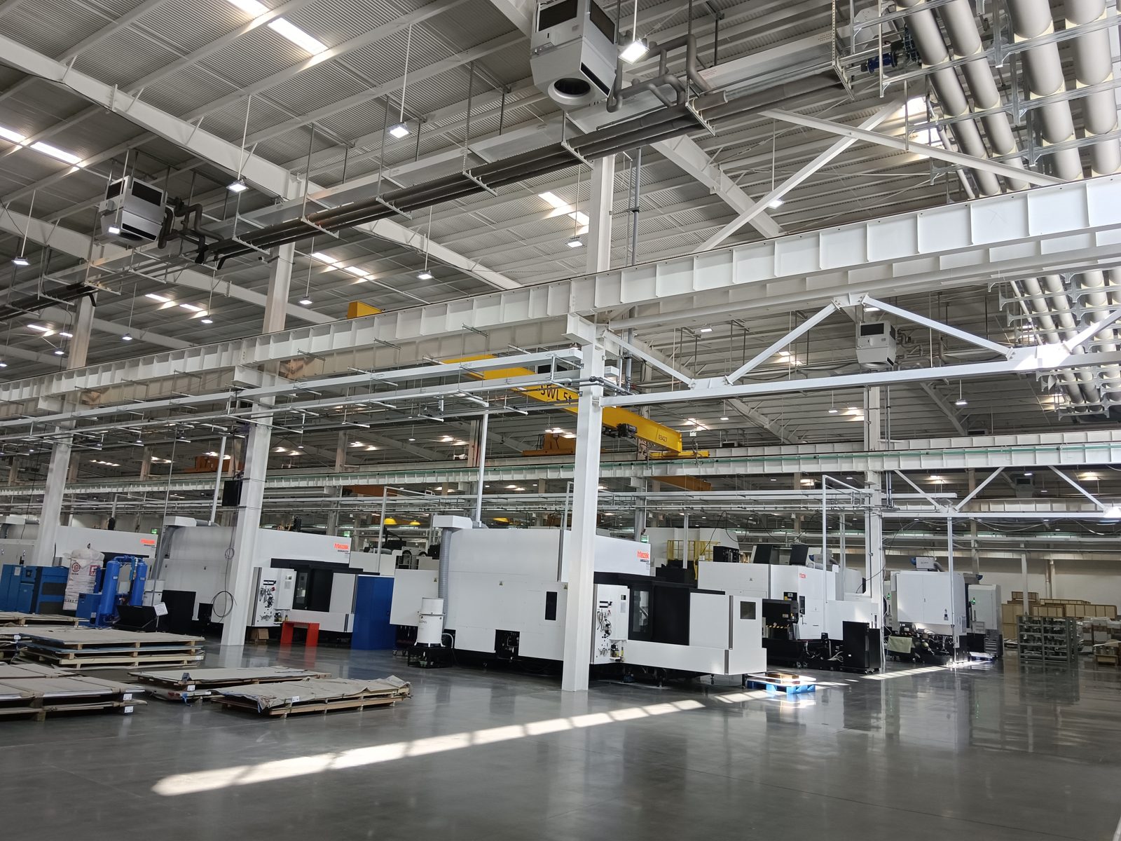 ogrzewanie hali produkcyjnej z obrabiarkami CNC sufitowymi urządzeniami OXA