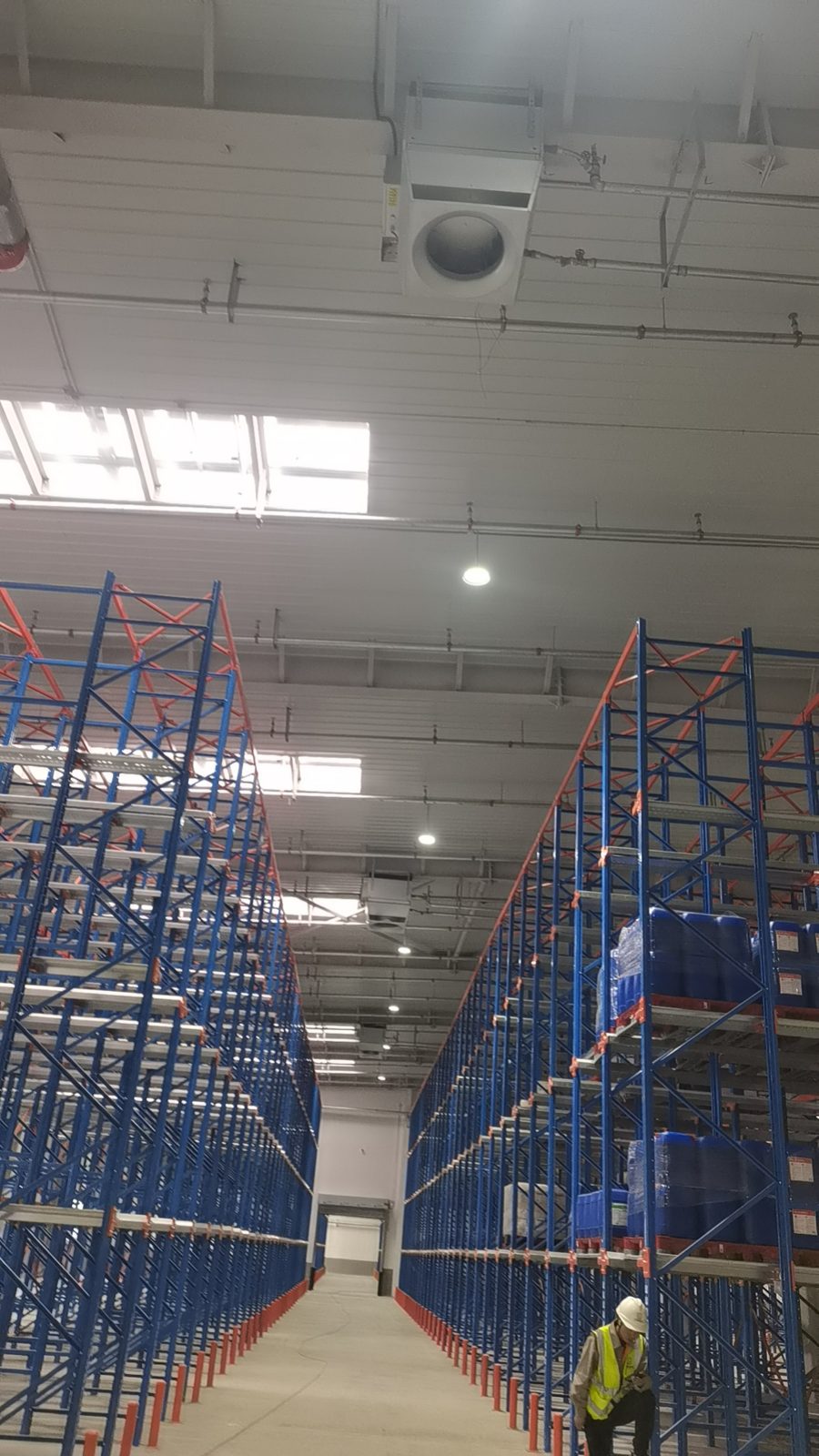 ogrzewanie magazynu — urządzenia Mycond OXA nad regałami centrum logistycznego