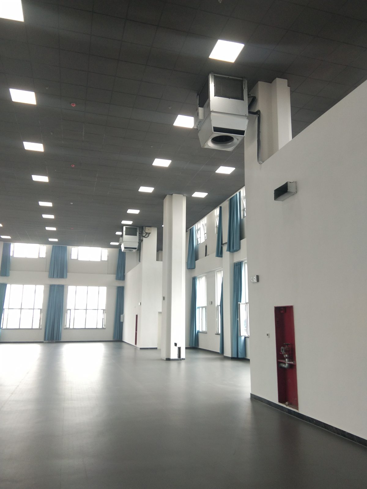 klimat w hali sportowej uczelni — sufitowe urządzenia Mycond OXA