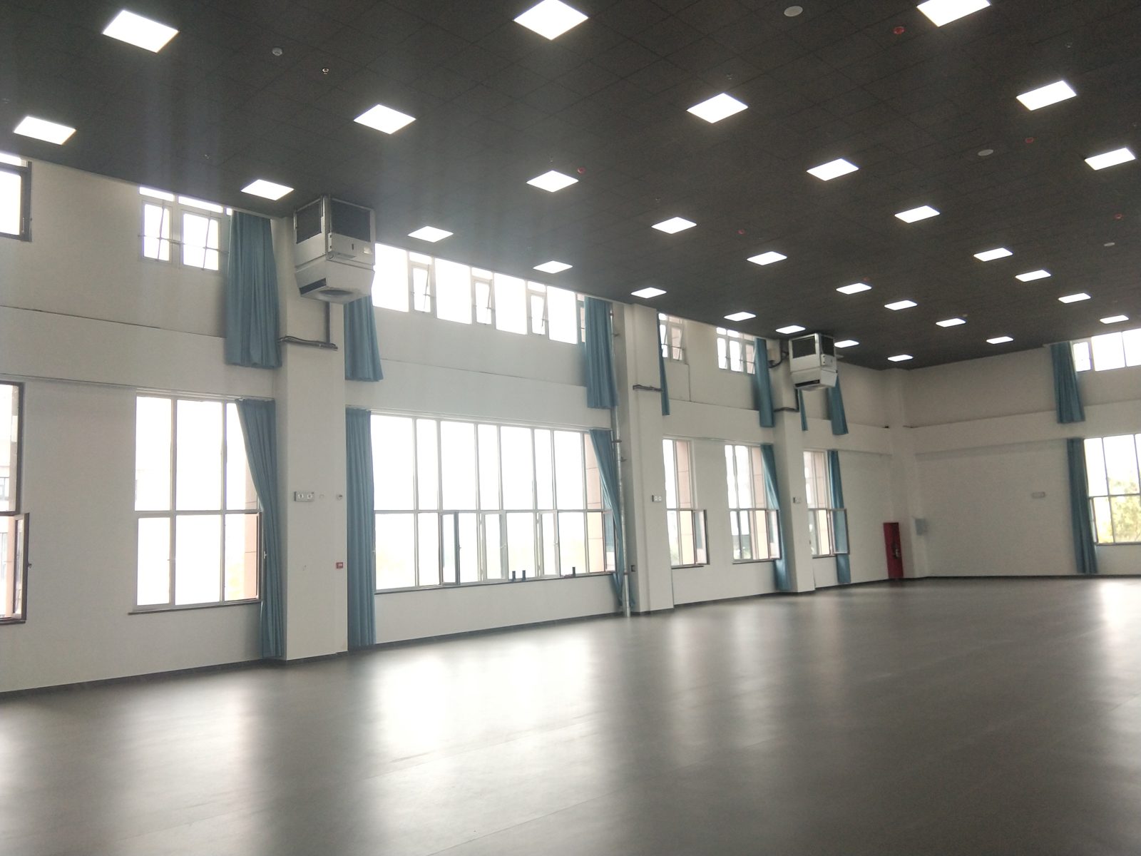 klimat w hali sportowej uczelni — sufitowe urządzenia Mycond OXA
