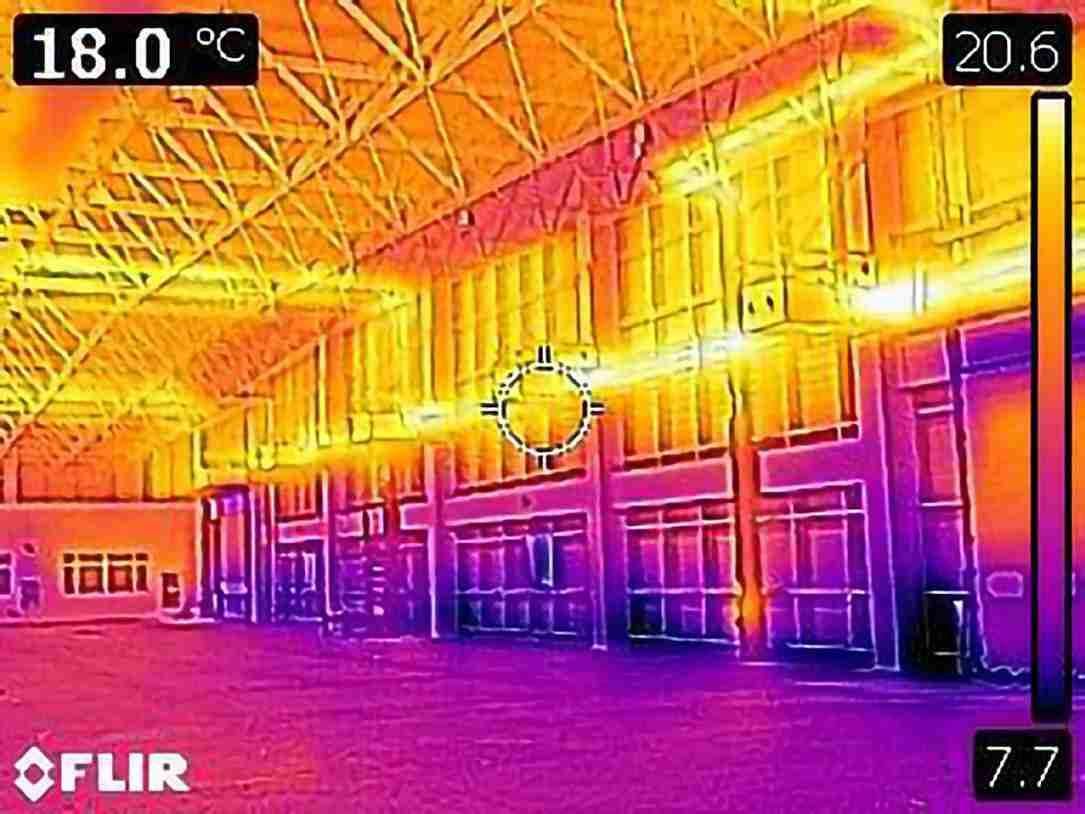 Termogram wysokiej hali: najcieplejsza strefa pod dachem, najzimniejsza przy posadzce